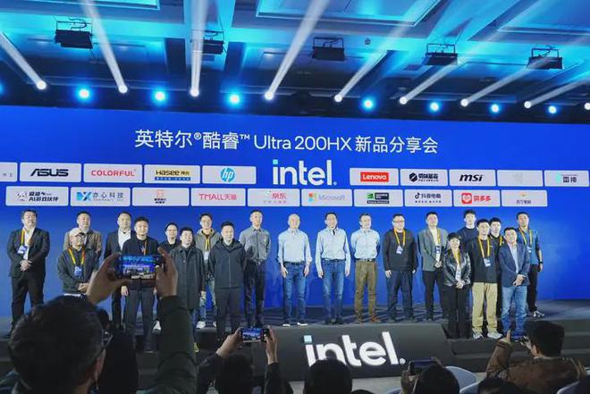性能提升40%英特爾酷睿開啟AI游戲本新時(shí)代(圖2)
