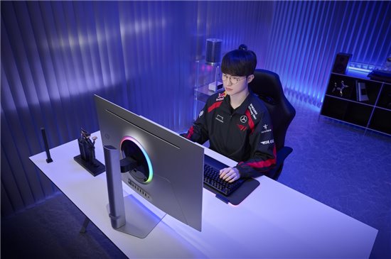 神舟戰(zhàn)神T12 Pro：RTX5090顯卡+300Hz屏重塑AI創(chuàng)作與電競邊界